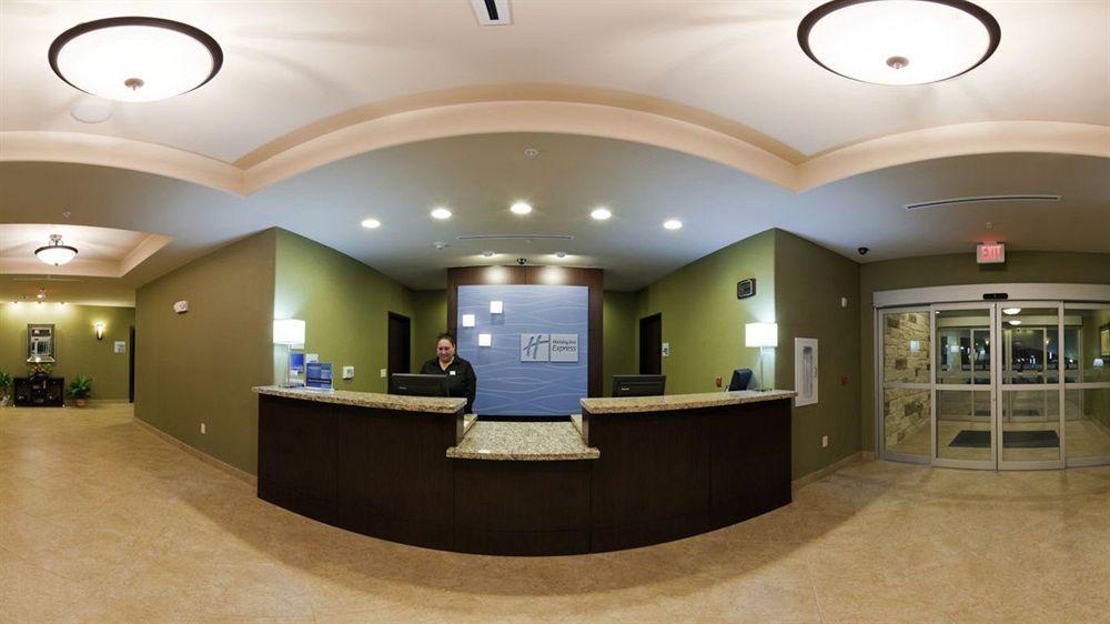Holiday Inn Express & Suites Brady By Ihg Exterior foto