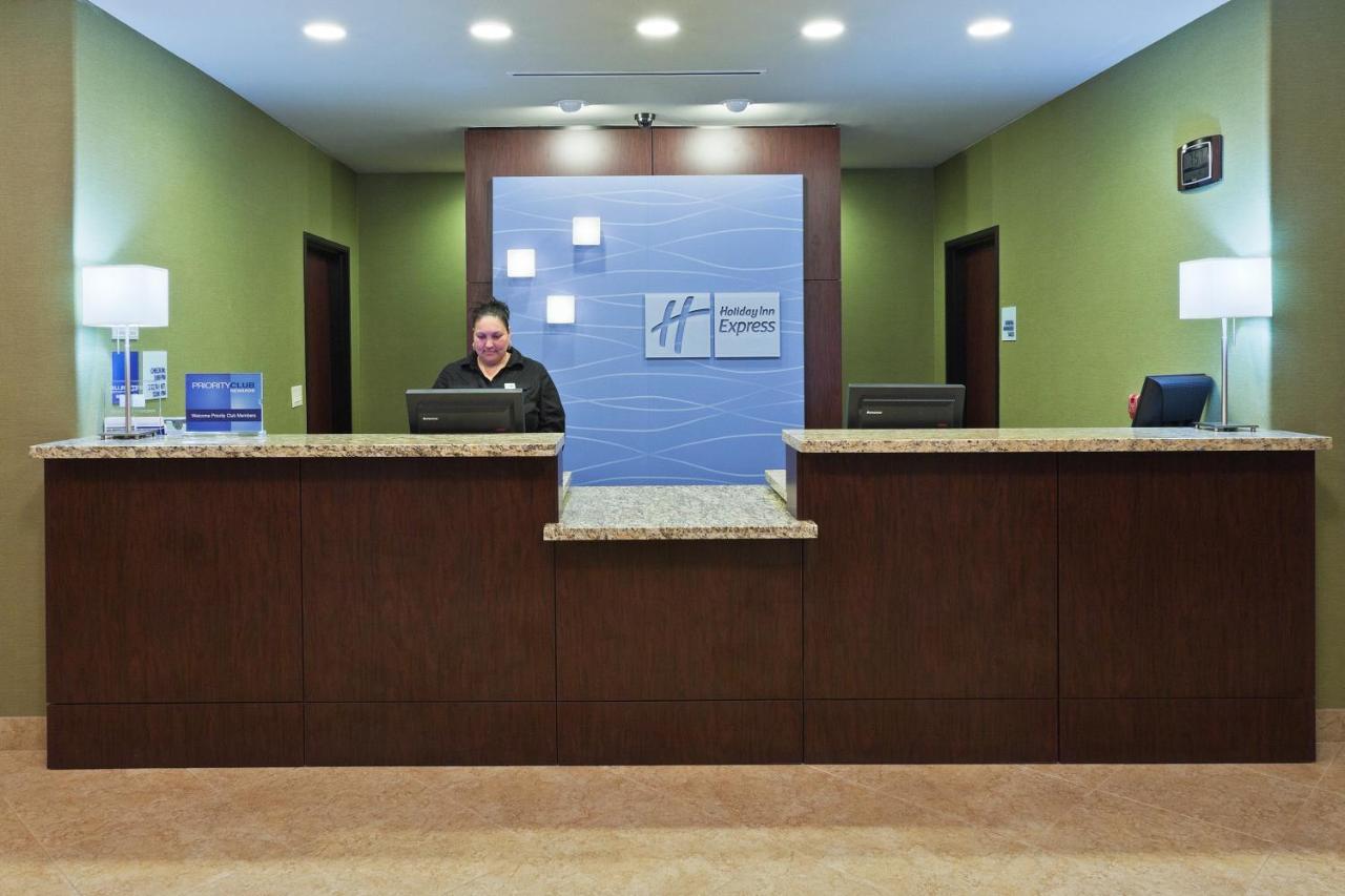 Holiday Inn Express & Suites Brady By Ihg Exterior foto