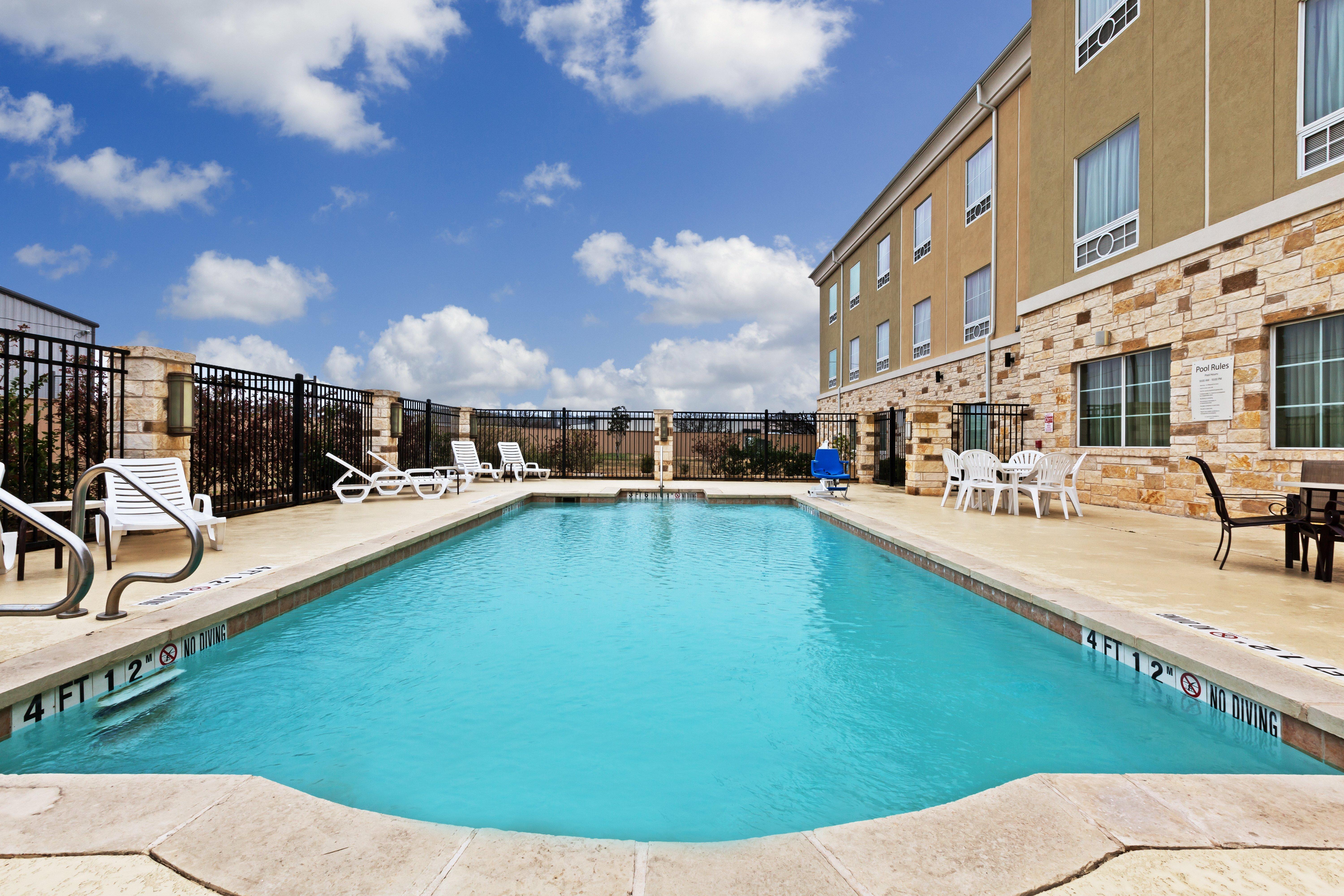 Holiday Inn Express & Suites Brady By Ihg Exterior foto