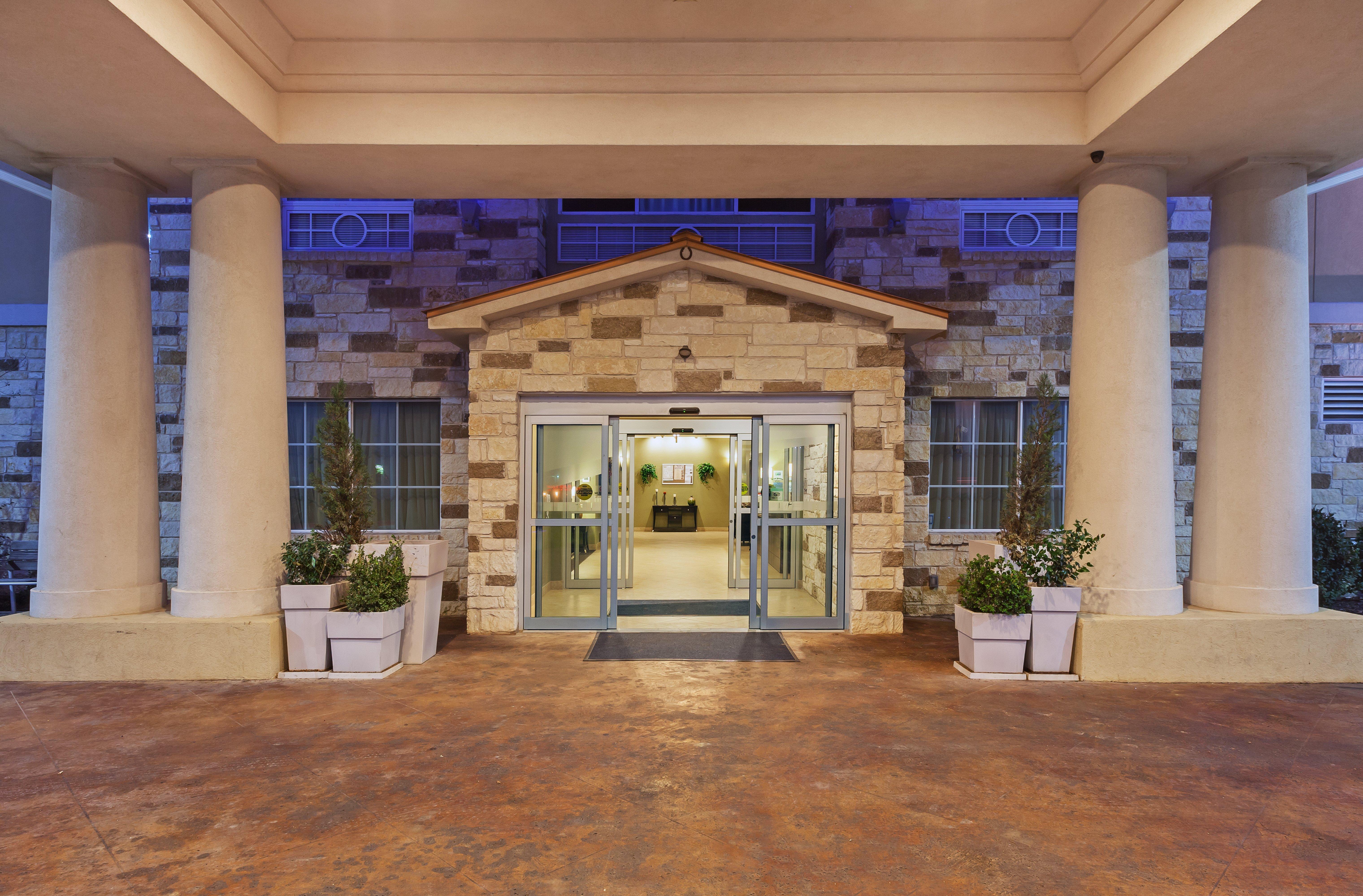 Holiday Inn Express & Suites Brady By Ihg Exterior foto