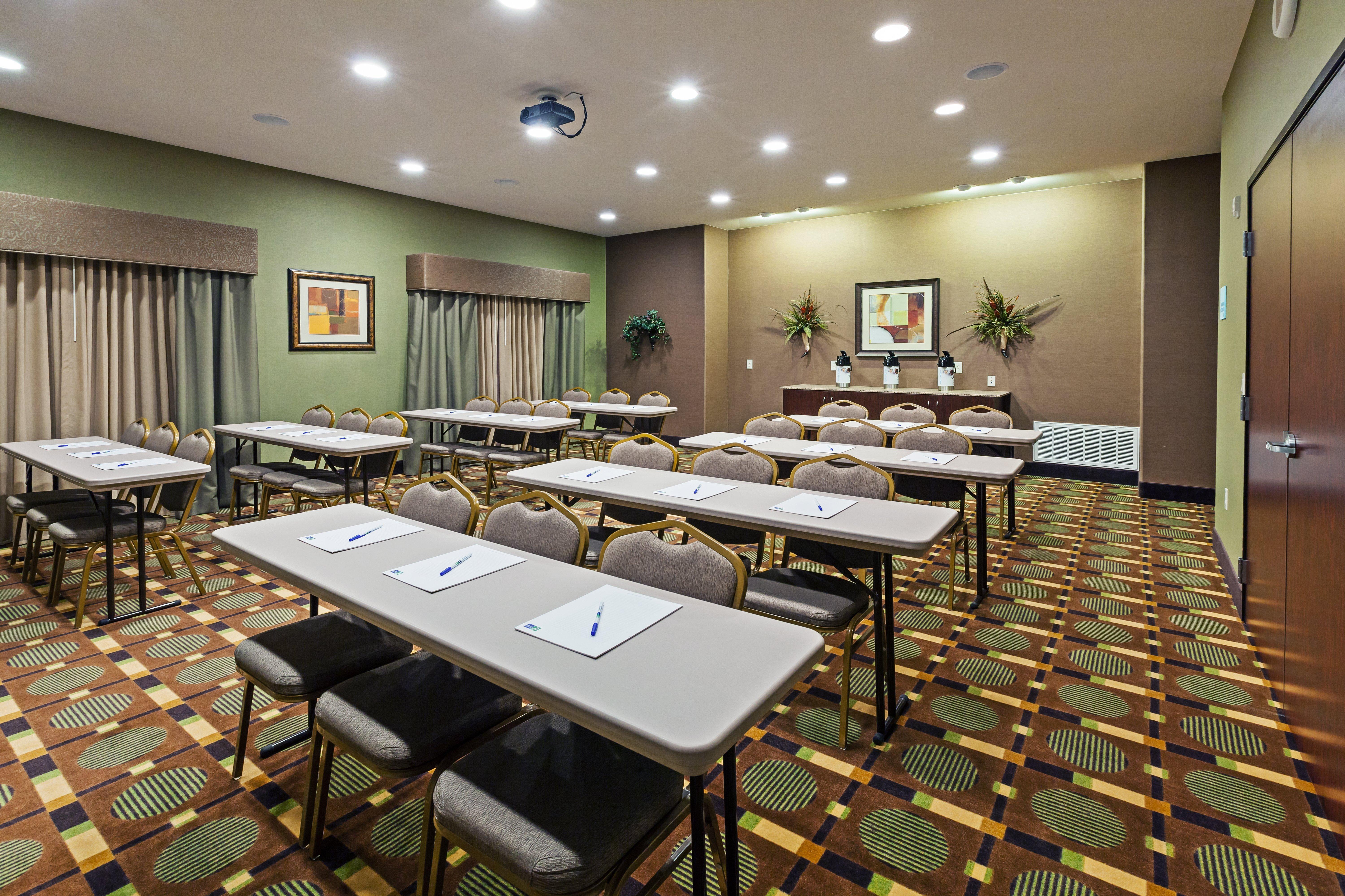 Holiday Inn Express & Suites Brady By Ihg Exterior foto