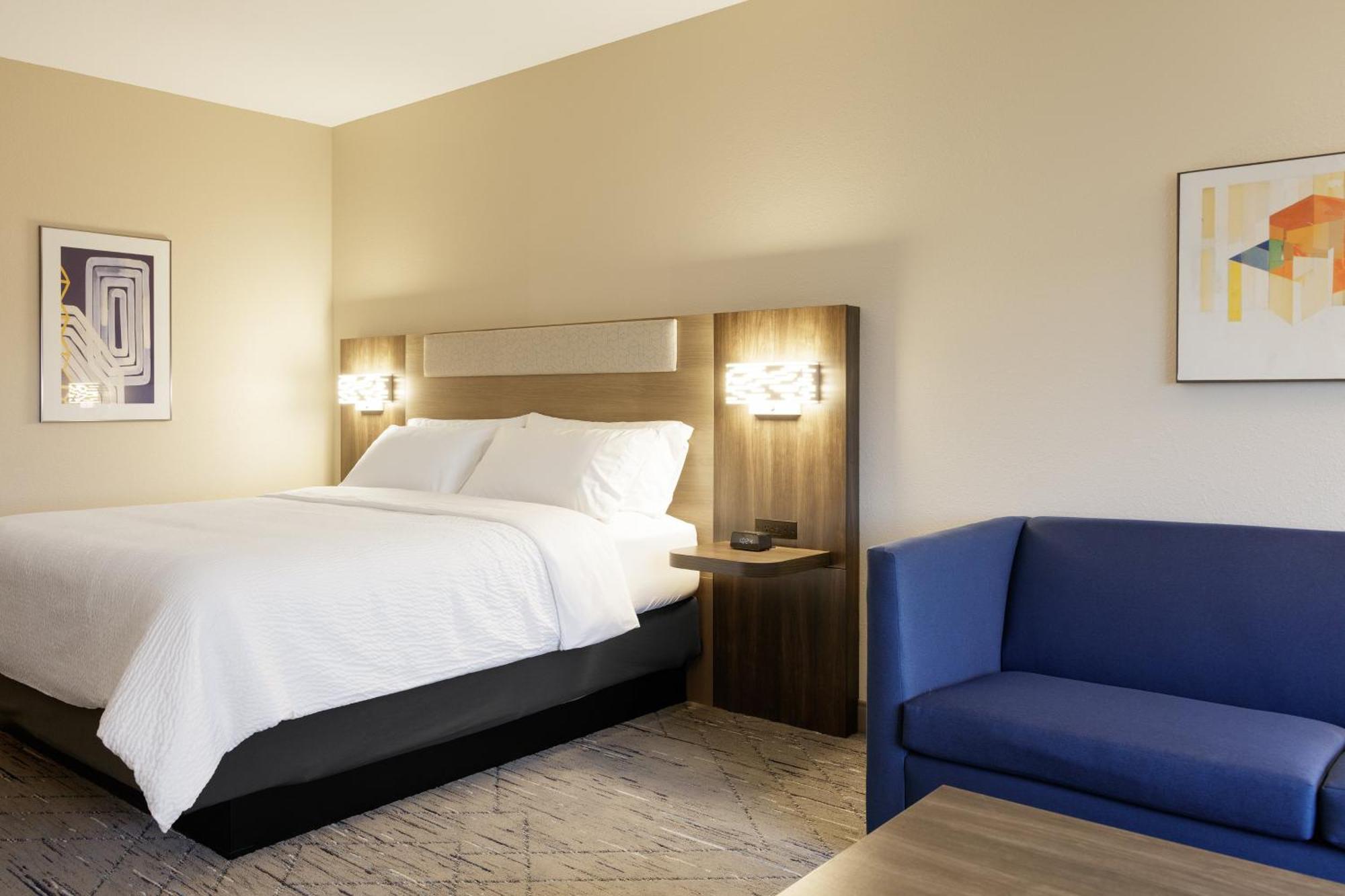 Holiday Inn Express & Suites Brady By Ihg Exterior foto