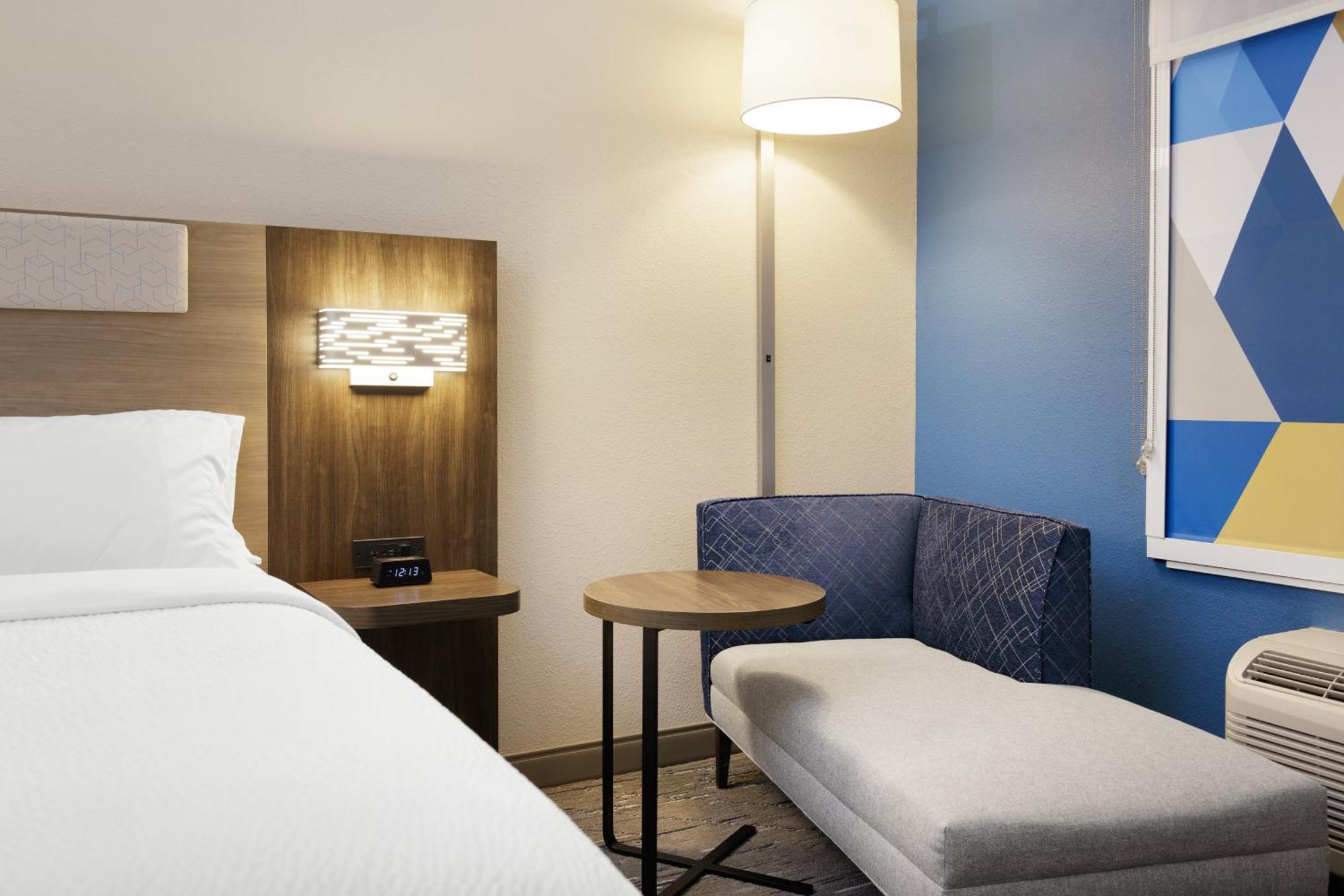 Holiday Inn Express & Suites Brady By Ihg Exterior foto