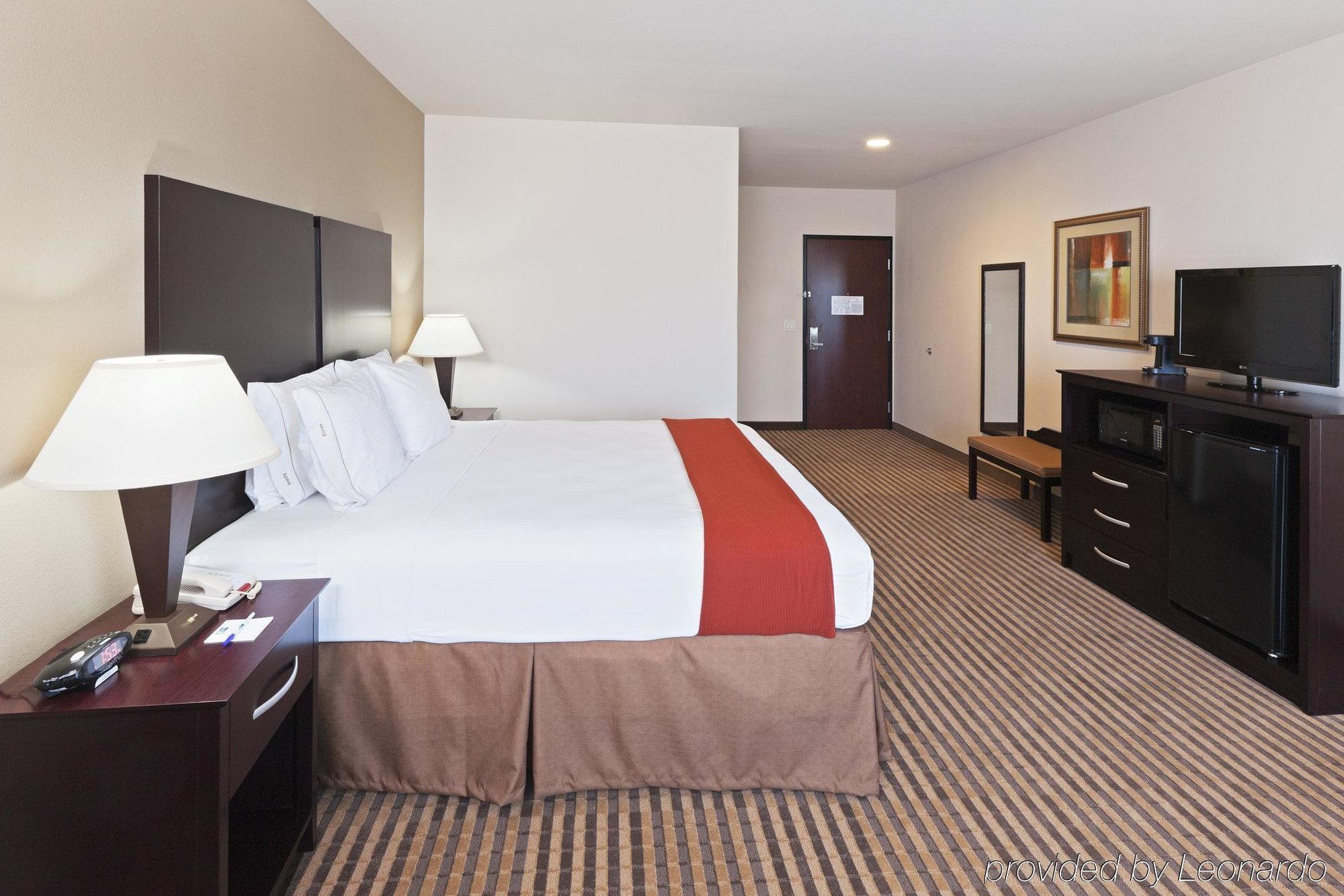 Holiday Inn Express & Suites Brady By Ihg Habitación foto