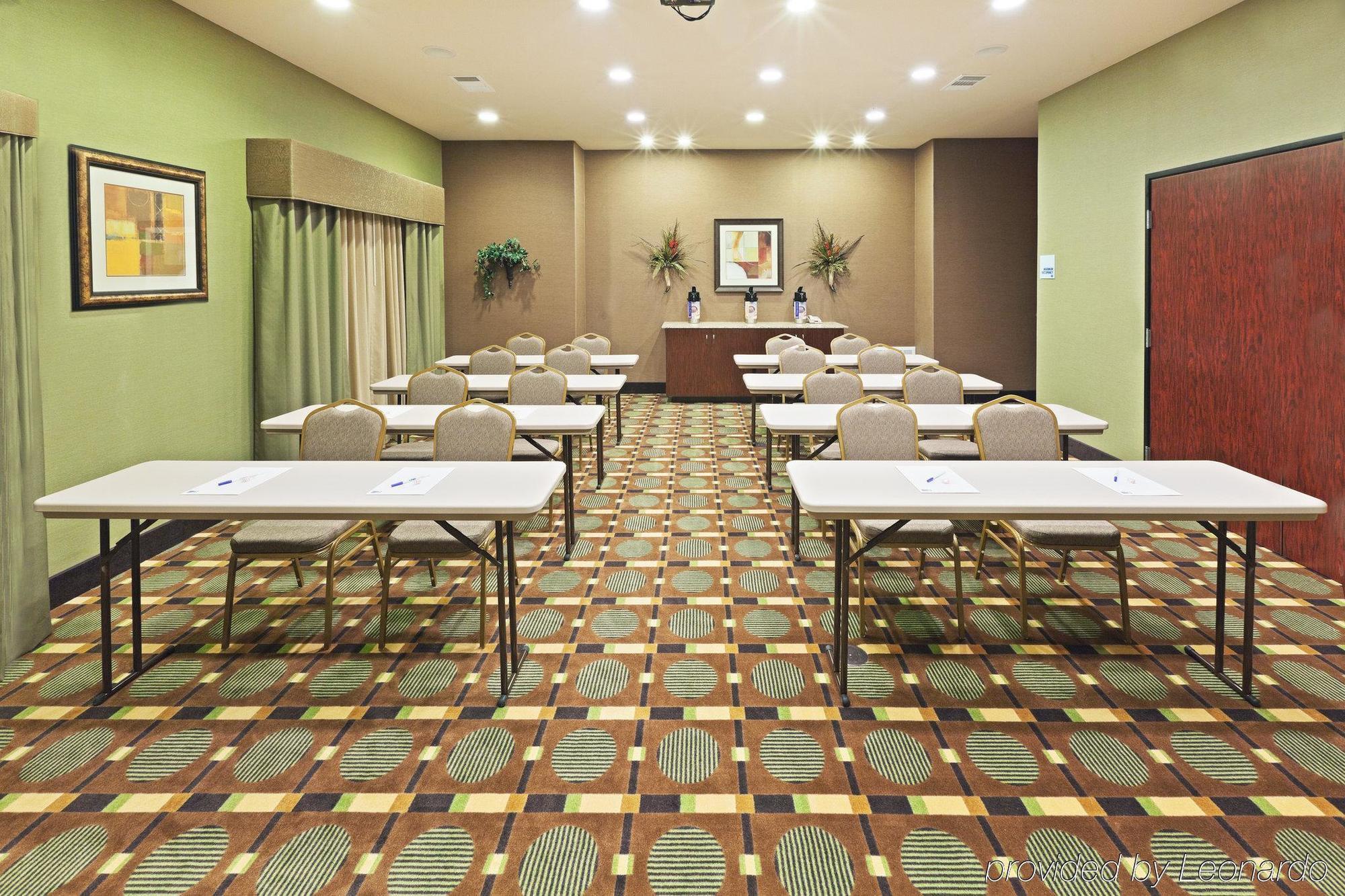 Holiday Inn Express & Suites Brady By Ihg Facilidades foto