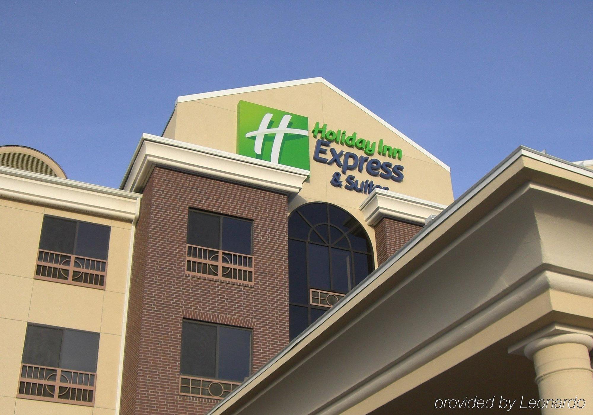 Holiday Inn Express & Suites Brady By Ihg Exterior foto