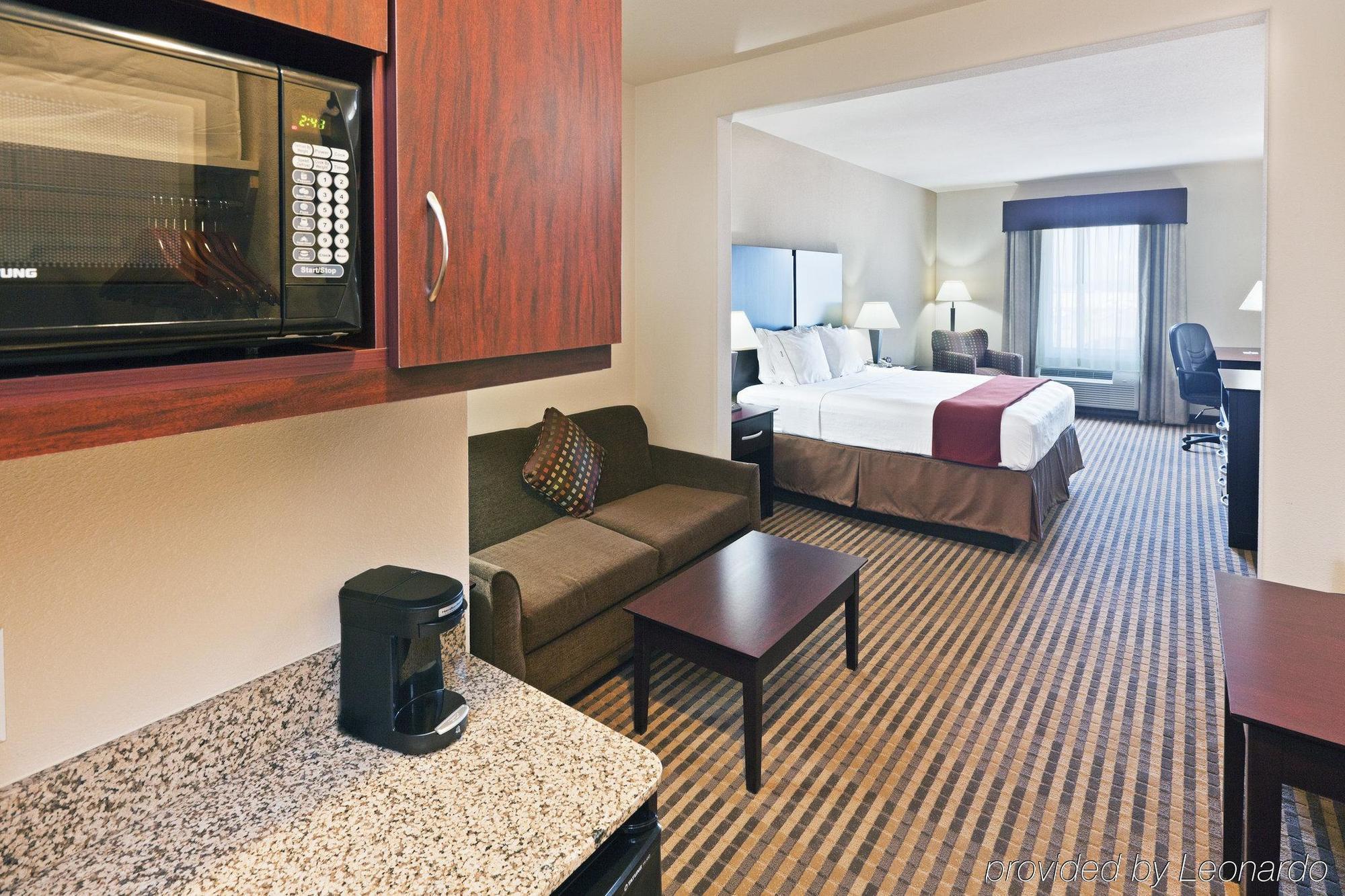 Holiday Inn Express & Suites Brady By Ihg Habitación foto