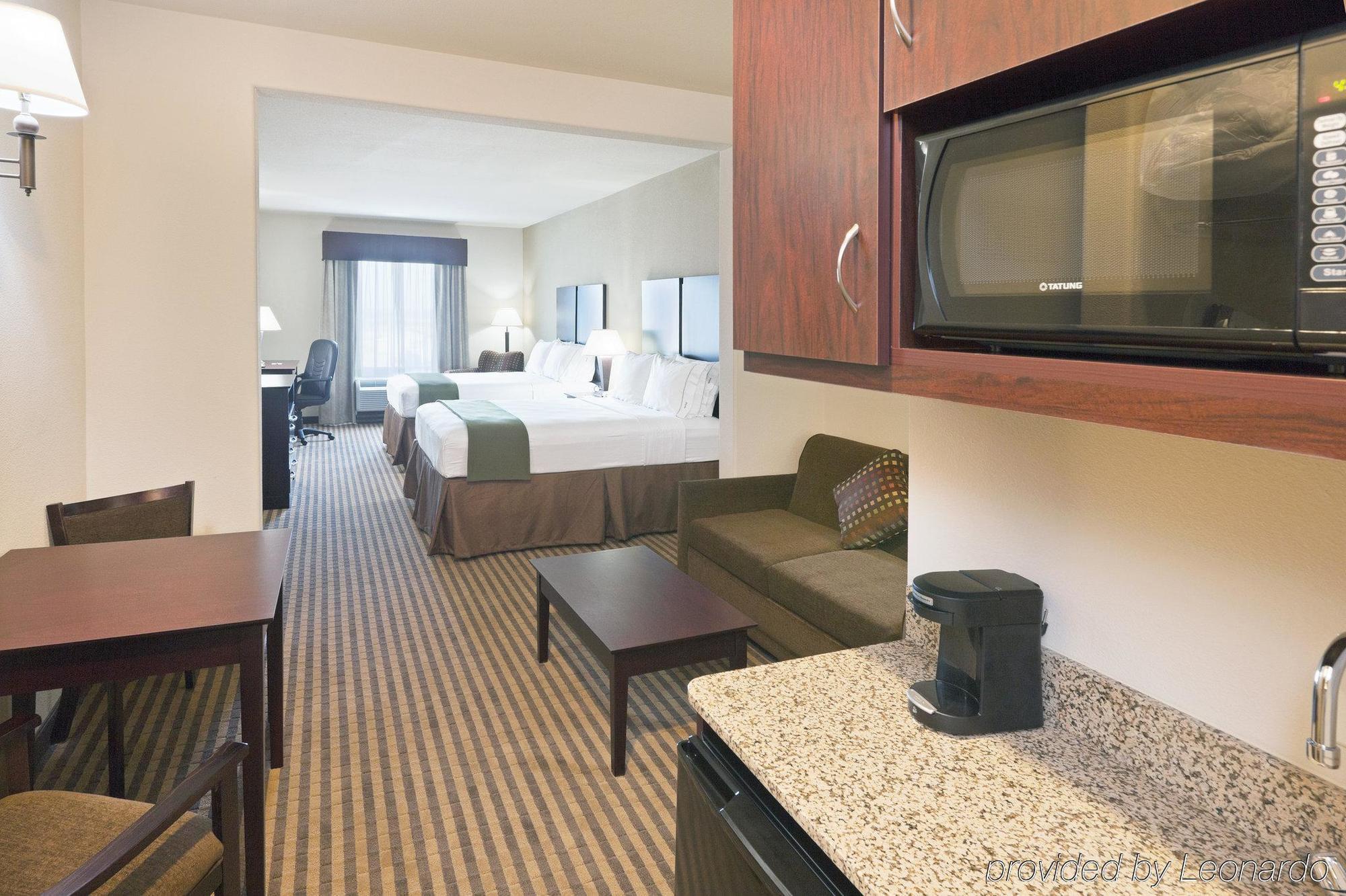 Holiday Inn Express & Suites Brady By Ihg Habitación foto