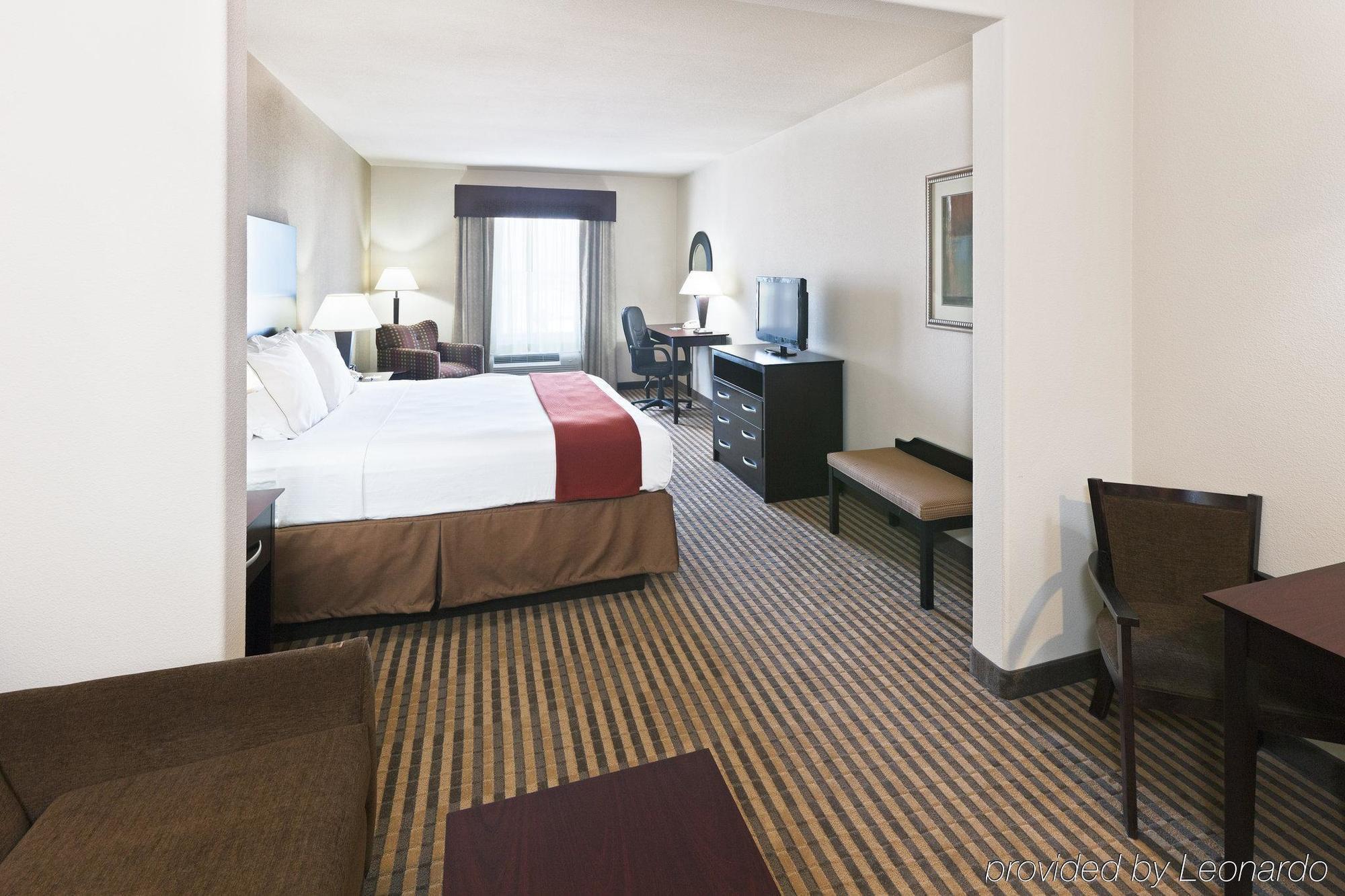 Holiday Inn Express & Suites Brady By Ihg Habitación foto