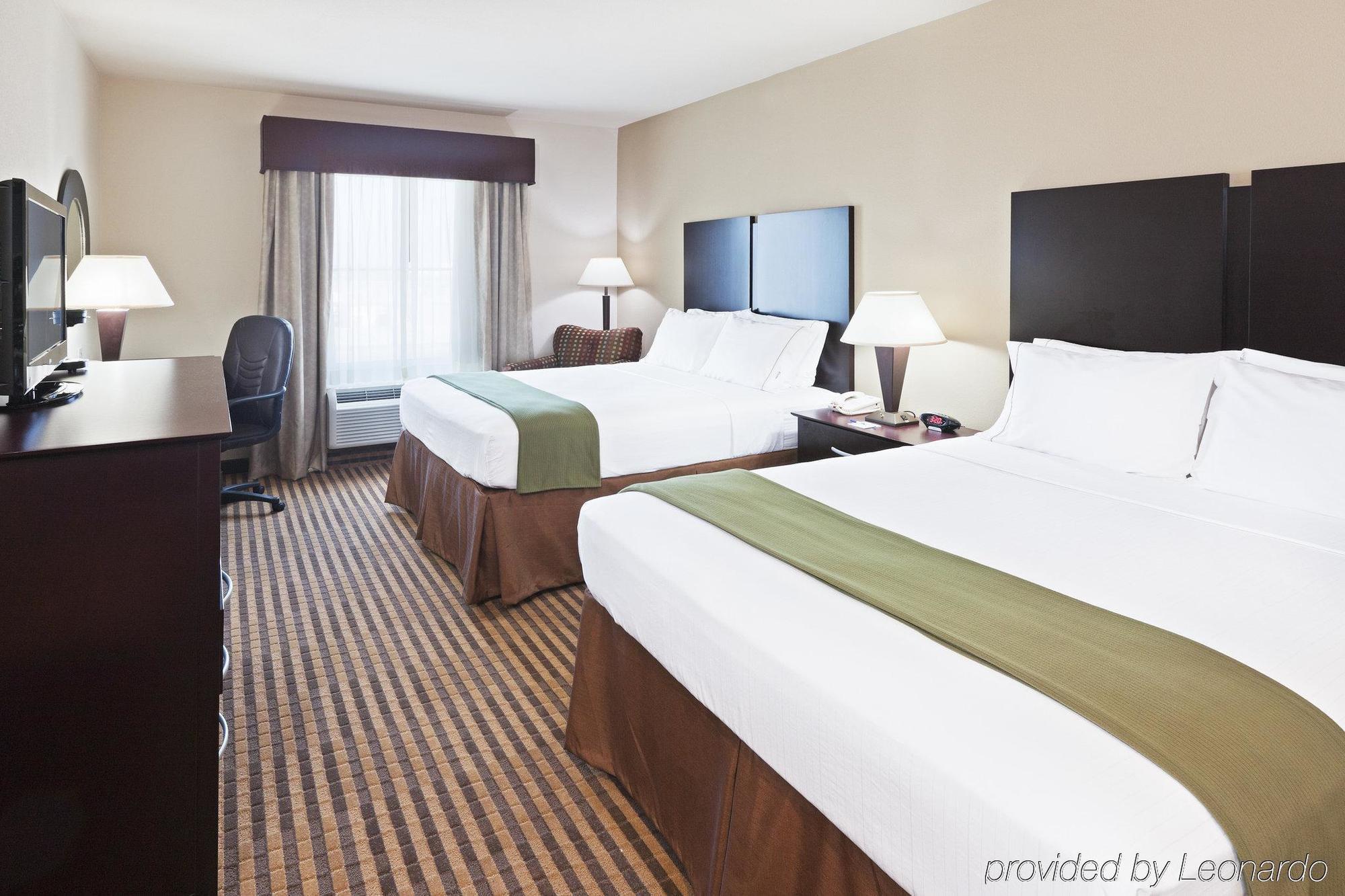 Holiday Inn Express & Suites Brady By Ihg Habitación foto