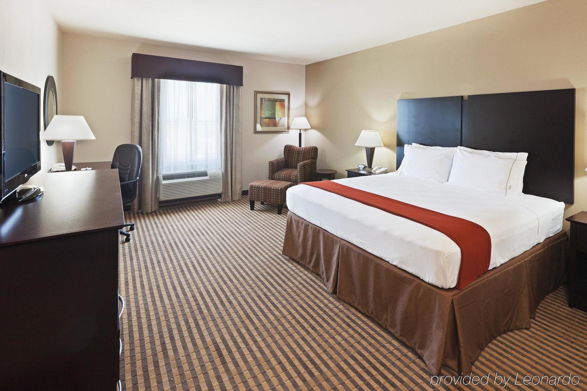 Holiday Inn Express & Suites Brady By Ihg Habitación foto
