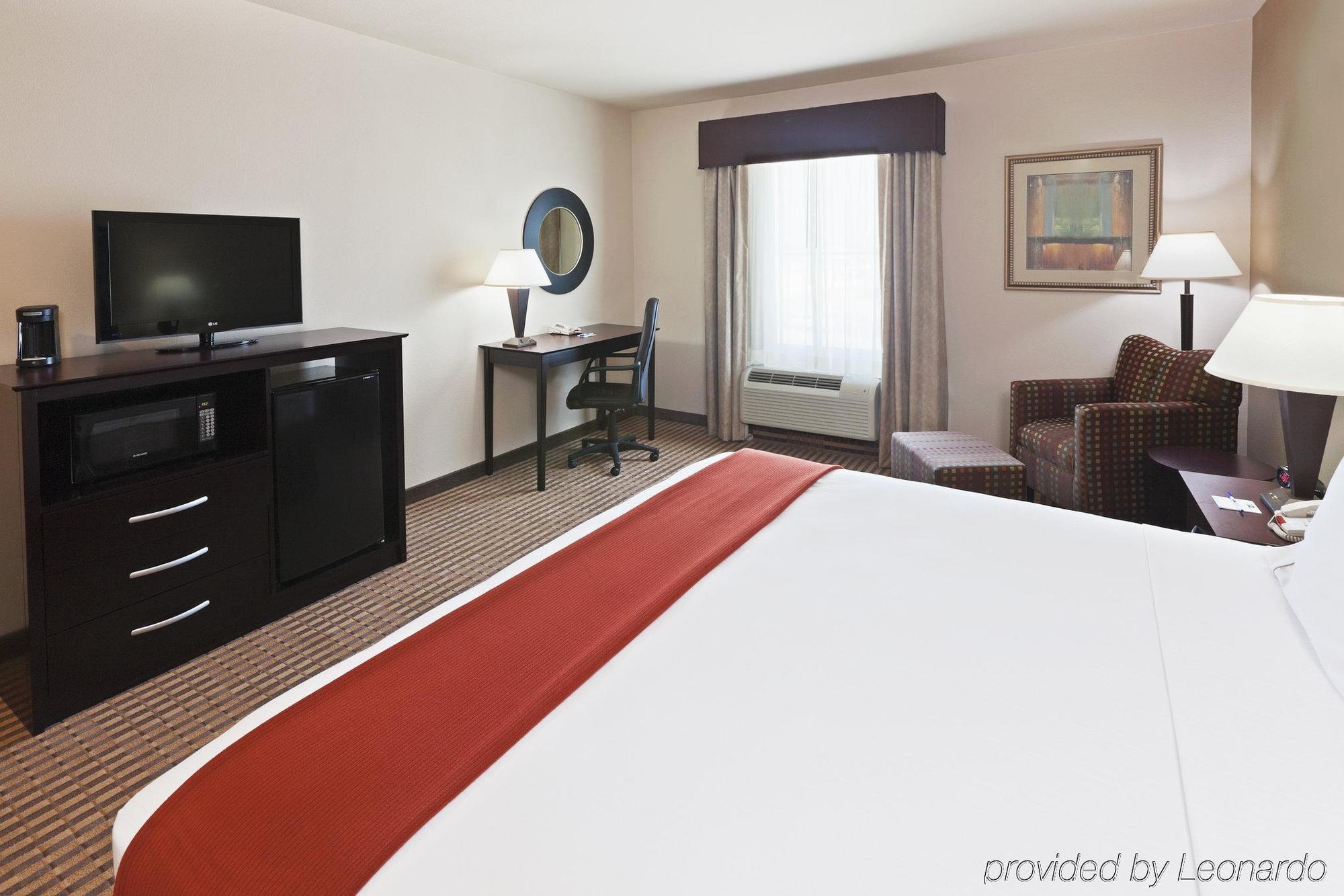 Holiday Inn Express & Suites Brady By Ihg Habitación foto