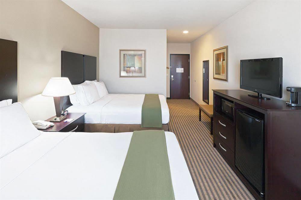 Holiday Inn Express & Suites Brady By Ihg Exterior foto